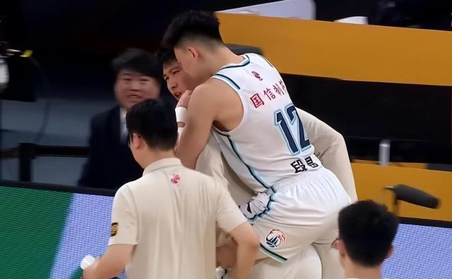 乐鱼体育app官网-热门CBA球员遭遇伤病，情况堪忧